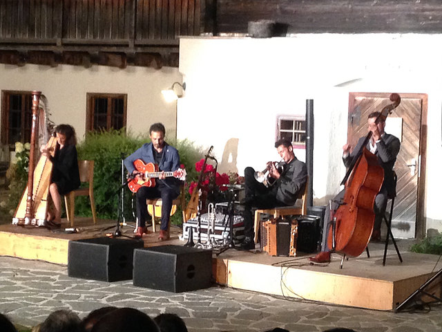 Heidi Pixner (Tiroler Volksharfe), Manuel Randi (Gitarre), Herbert Pixner (Trompete), Werner Unterlercher (Kontrabass)