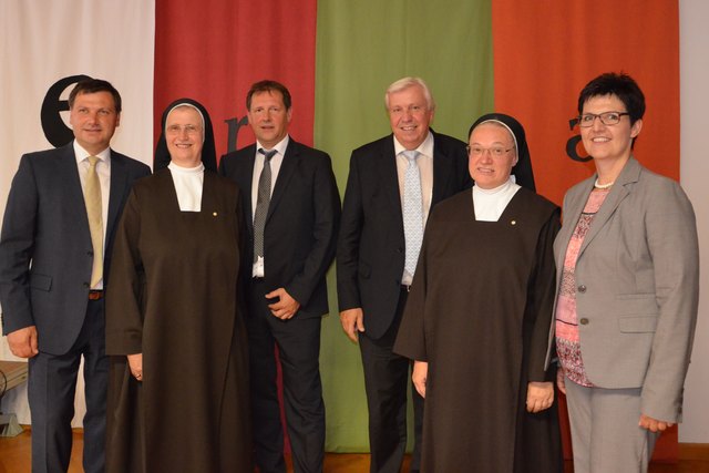 Bundesrat Ing. Pum, Generaloberin Sr. Michaela, Bgm. Mag. Divinzenz, amtsführender Präsident Prof. Heuras, Schulleiterin Sr. Margret, Landesschulinspektorin Mag. Ripper