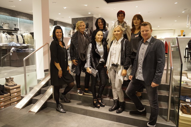 "New Styles": Geschäftsführer Rainer Rauch mit Mitarbeiterinnen und Models in Fürstenfeld.