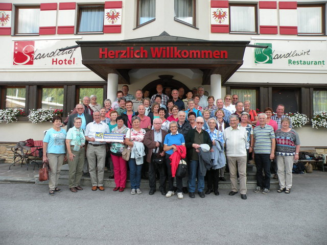 Die Wolfsbacher Reisegruppe vor dem Hotel