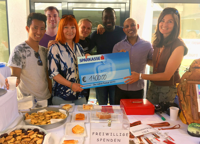 v.l.n.r. Fazel Ahmad AHMADI der Steinkünstler, Daniel Saueregger (Schriftführer), Angelika
Moresche‐Noldin (Obmann‐Stv.), Harry Triendl (One World), Franck Kouande (Hausmeister
im FH) , Raju Bishwokarma (One World + Rest. Himchuli), sowie Margit Koch (Kassierin)