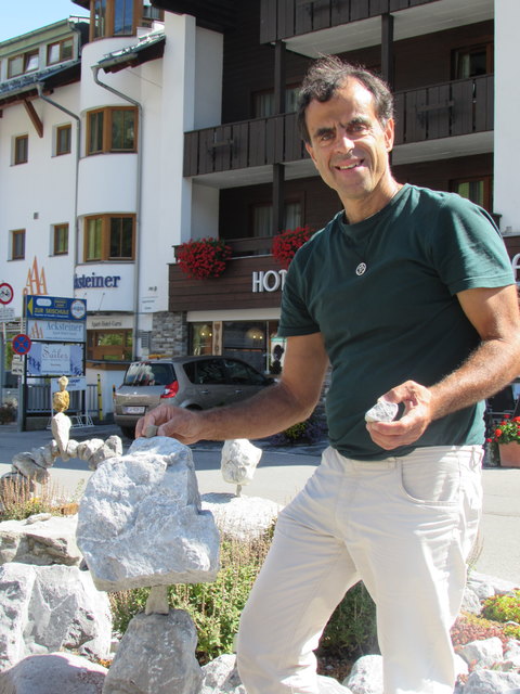 Volker Paul gestaltet den Kreisverkehr in St. Anton. Mit unglaublicher Schnelligkeit entsteht eine neue Skulptur.