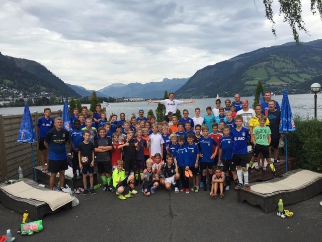 Zum 16. Mal das Trainingslager in Zell am See von 1.- 4. Sept. 2016. Die Lage des Jugendhotels in Schüttdorf/Zell am See ist einzigartig. Zum Frühsport am See entlang laufen und nach den Trainingseinheiten in den See springen, das ist tolles Gefühl. 57 Kinder des Sportvereines Union Humer Ansfelden im Alter von 10 bis 16 Jahren hatten eine Menge Spaß mit Ihren Trainern, bevor die Meisterschaft wieder beginnt.