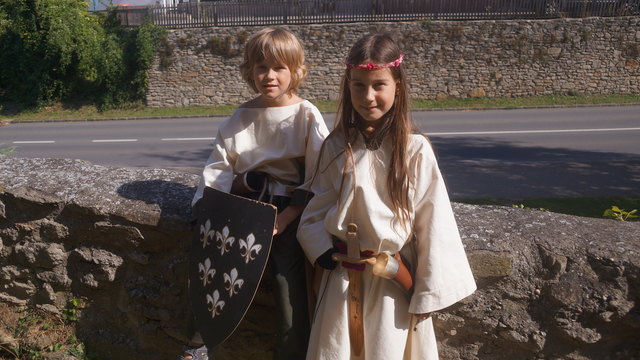 Oliver und Emilie zog das Mittelalterfest voll in den Bann