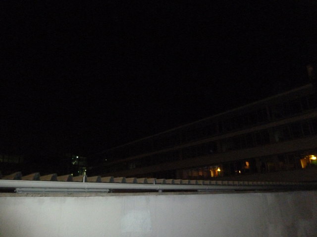 Wer bei diesem ("normalen") Foto genau hinsieht, der kann sogar ahier einige Lichtschimmer im Gebäude erkennen.