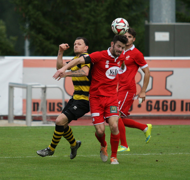 Telfs-Stürmer Marcel Schreter kämpft mit Thomas Saloschnig und Christoph Gstrein um den Ball.