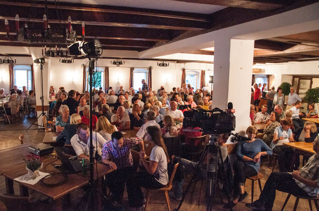 Rund 200 Menschen waren bei der Podiumsdiskussion im Hofwirt dabei.
