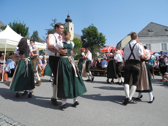 "An die Dirndl, fertig, los!" Den Sonntag in der Tracht verbracht hat auch die Volkstanzgruppe Kottes.