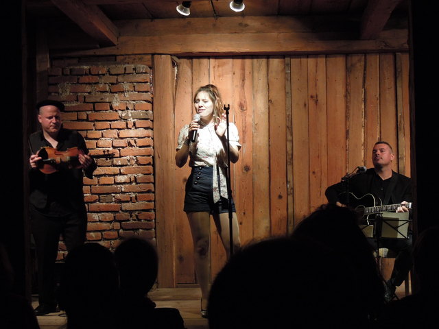 Zwei Live-Konzerte folgten den tagsüber stattfindenden Workshops am Abend. Am Freitag konnte man den Klängen von RONJA*, einer Wienerin mit Ausseer Wurzeln, lauschen.