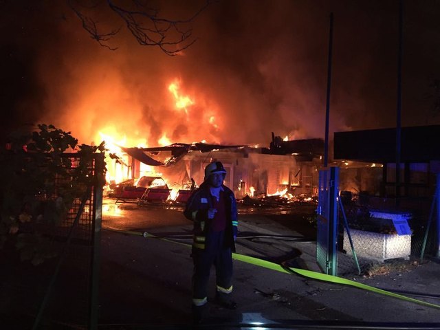 Insgesamt sechs Feuerwehren waren im Einsatz | Foto: Peck