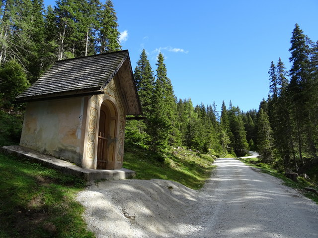 ... zwischen Mieders und Maria Waldrast stehen seit Mitte des 19.Jahrhunderts 15 dieser aufwendig bemalten und einst von einem Innsbrucker Kaufmann gespendeten Nischenbildstöcke