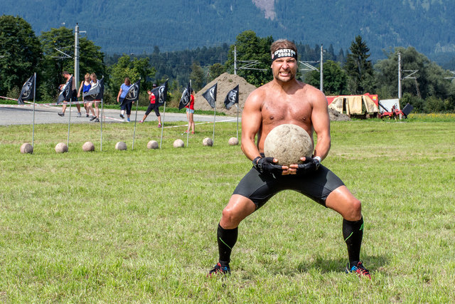 Diese Betonbälle (25kg) müssen über 2 x 25 Meter getragen werden (Frauen: 15kg). Ansonsten: Liegestütz