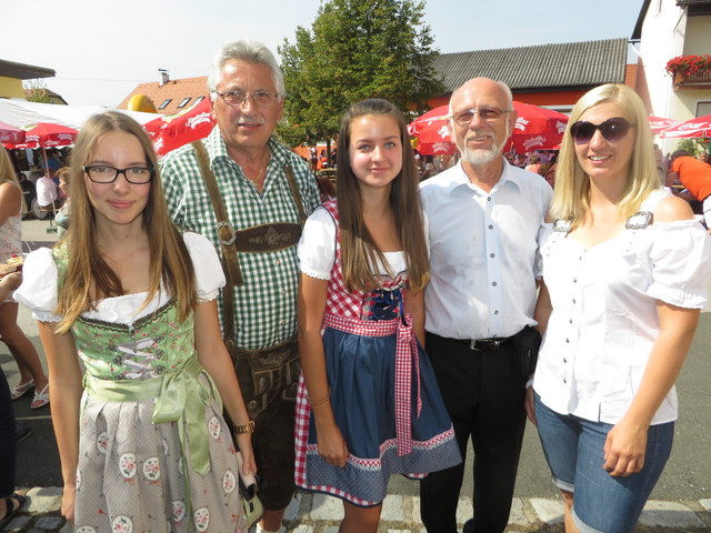 Die Organisatoren Alfred Kloiber und Franz Spirk mit ihren Helferinnen vor der Szene.