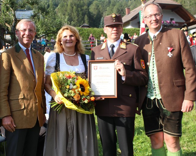 Zahlreiche Mitglieder der Feuerwehr konnten sich über Ehrungen freuen, wie auch hier LFK STV Johannes Pfeifenberger (LH Wilfried Haslauer, Helga und Johannes Pfeifenberger, Bgm. Manfred Sampl v.l.)