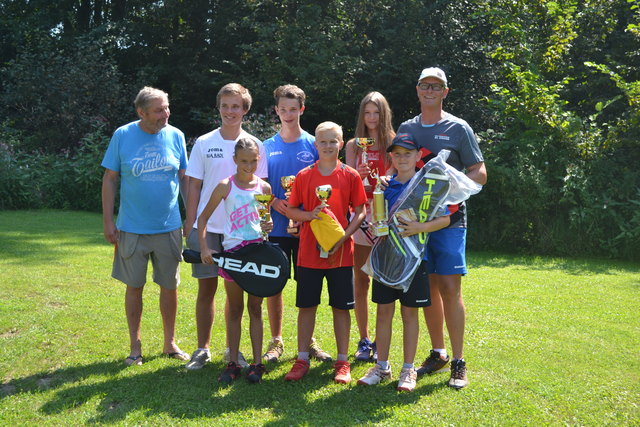 Stadtmeister 2016:
Vorne: U11 Mädchen: Fellner Lisa (TZL Magersdorf), U13 Burschen: Unterweger Tobias (ASV St. Margarethen), U11 Burschen: Spendier Matthias (UTC Raiffeisen St. Stefan). Hinten: U17 Burschen: Sattler Benjamin (TC Tennisland), U15 Burschen: Hafner Patrick (TC Tennisland), U13 Mädchen: Kronawetter Hannah (KLC Klagenfurt)