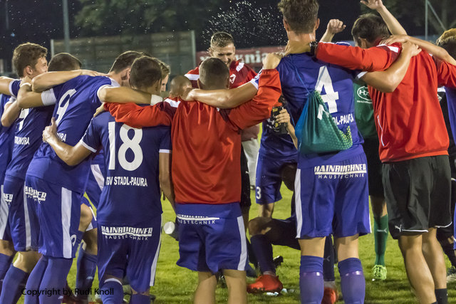 Der Jubel über den verdienten Auswärtssieg und die Tabellenführung in der Regionalliga Mitte war nach dem Schlusspfiff riesengroß.