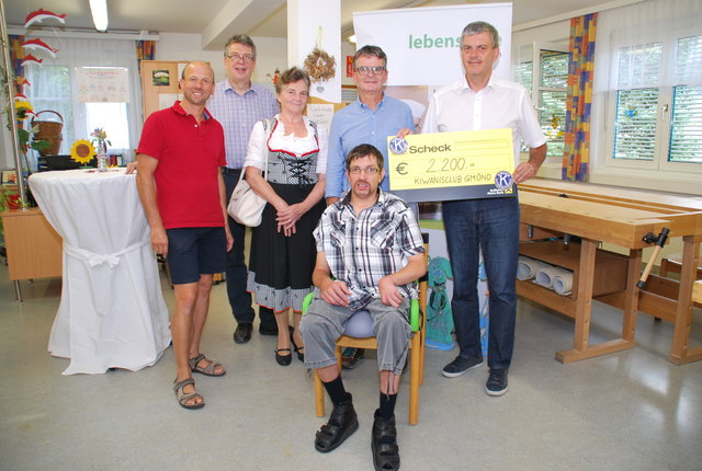 Bei der feierlichen Übergabe: Bernhard Lagger, Petrus Dürmoser, Annelies Konegger, Horst Klampferer, Christian Kari (v.l.) und Roland Konegger mit seiner neuen Sitzschale