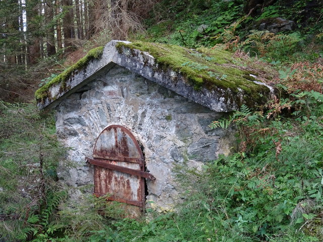 ... wächst über manche Sache nicht nur Gras sondern auch ordentlich Moos. So wie über dieses alte Quellhaus am Kapellenweg nahe Mieders im Stubaital