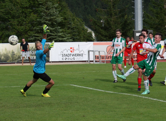 Der Siegtreffer: Gegen den Schuss von René Knabl (rechts in Rot) war Nassereith-Keeper Nico Donner chancenlos. | Foto: Peter Leitner