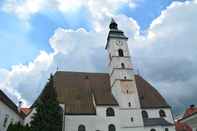 Bei der Pfarrkirche in Scheibbs wird Erntedank gefeiert.