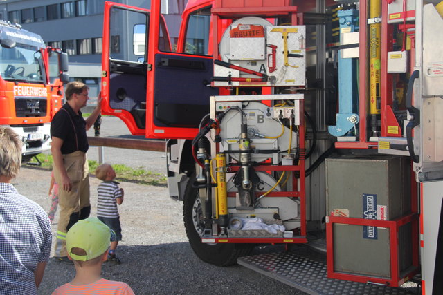 Groß und Klein schauten ganz genau hin, was die Feuerwehr Reutte so alles zu bieten hat.