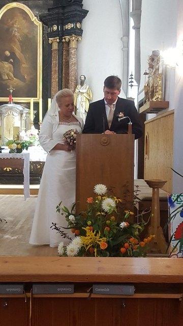 Das Hochzeitspaar Anna und Herbert in der r.k. Pfarrrkirche