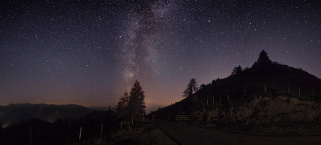 noch mal was von der Milchstrasse, die letzten Tage waren einfach perfekt für die Astrofotografie. Hier ein Panorama am Trattberg. Wen's interessiert, die Exif Daten dazu: 9 Bilder im Hochformat, 14mm, ISO 2500, f2.8, 25 sek