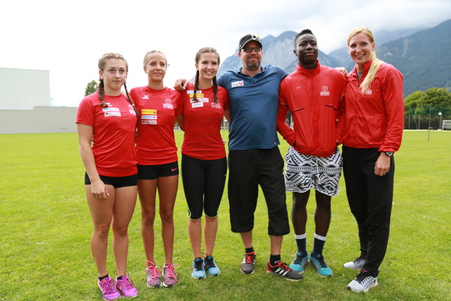 Sabrina Koberwein (l.) und Lena Pressler (2.v.l.) mit dem erfolgreichen Team der Union St. Pölten.