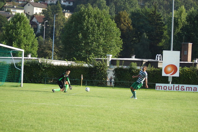 Kremsmünsters Goalgetter Vladislav Vladov vor dem Steyrer Tormann Ajdin Hurem.