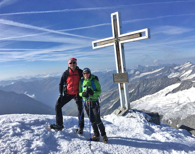 Gipfelsieg: Landeshauptmann-Stellvertreter Christian Stöckl mit seiner Frau Magdalena auf dem 3667 Meter hohen Großvenediger. | Foto: Privat