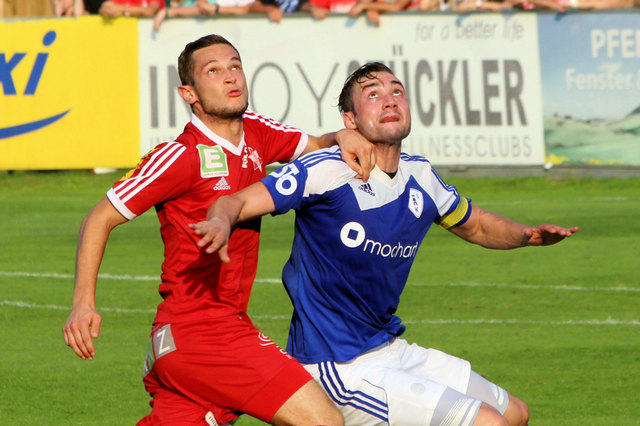GAK-Torschütze Marco Heil und Köflach-Kapitän Thomas Groiss im Duell.