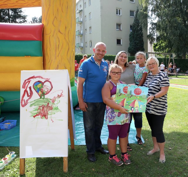 Gerda Weichsler-Hauer bei der Übergabe des Familienkalenders 2017 an die Familie Pichler.