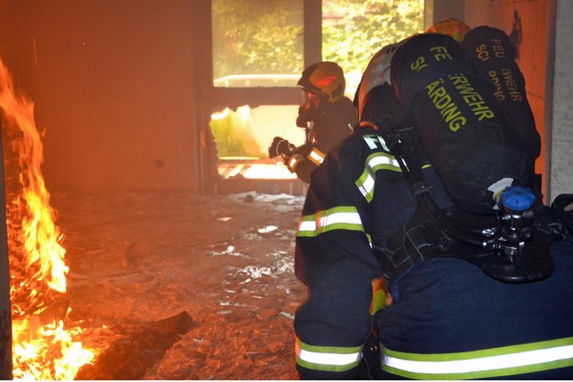 Die Atemschutzträger der FF Schärding standen bereit, um die Brandversuche sofort abzulöschen.