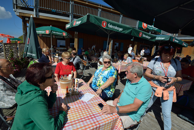 Ein Teil der Ernsthofner Pensionisten bei der Mittagsrast auf dem Diadamskopf. | Foto: privat