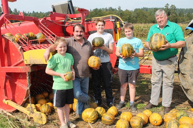 Landwirt Josef Schwab (2. v. li.) mit seinen Söhnen Markus, Michael und Mathias und Rainer Rabitsch