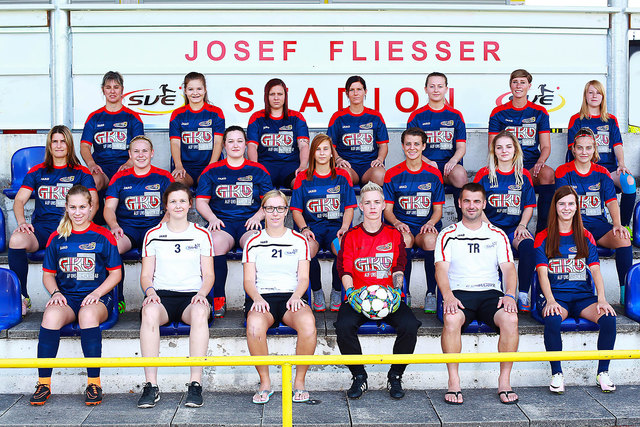 Fesche, neue Wäsch für die Eibiswalder Fußballerinnen, die in blau-rot die Oberliga Süd unsicher machen wollen. | Foto: Franz Krainer