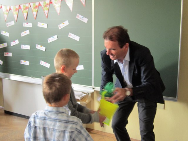 Bürgermeister Wolfram Moshammer beim Überreichen der Schultüten.