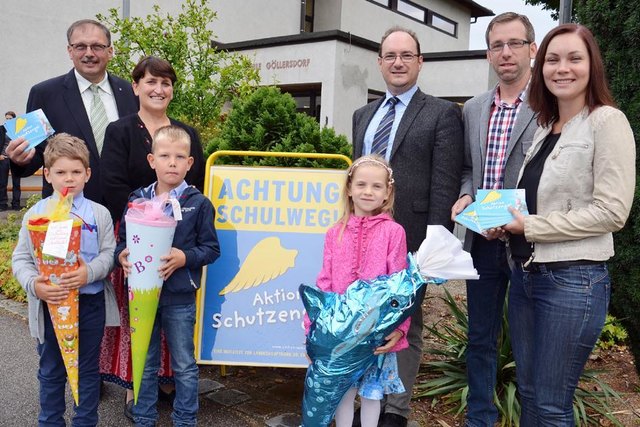 Die Taferlklassler Franz, Julian und Theresia von der Volksschule Göllersdorf freuten sich zusammen mit den PolitikerInnen über den Start der Schutzengel-Aktion.                                                              Foto: Privat