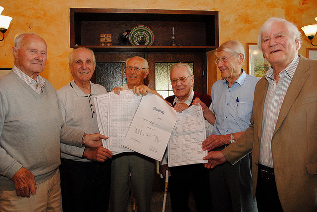 In froher Runde in Lebring präsentiert man noch einen mit kurrenter Handschrift verfassten Notenkatalog.(v.l.n.r.): Hubert Thaller, Dr. Gustl Krobath, Rudolf Sinigoj, Hermann Zangl, Ing. Hans Stoisser und RR Erwin Rode.