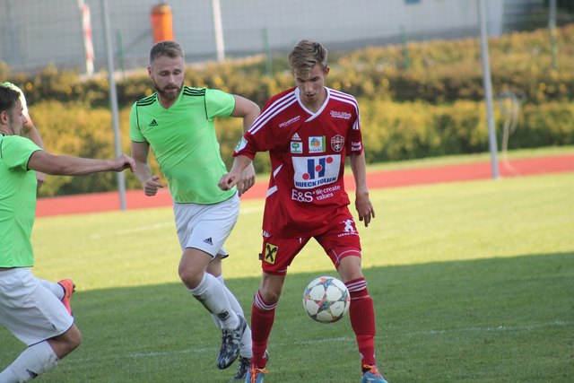 Showdown im Sportpark: Baumgartenberg (in Rot) empfing Arbing.