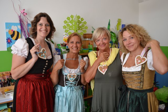 Fesche Dirndln beim Mühlenkirtag