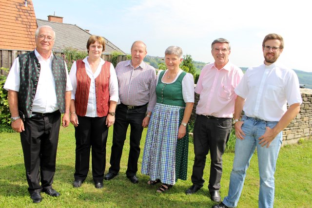 Der Vorstand des Seniorenbundes Friedberg mit Bezirksobmann Klaus Anderle (links), Obfrau Bernada Pfeffer (4.v.l) und Kaplan Bernhard Mayrhofer (rechts).