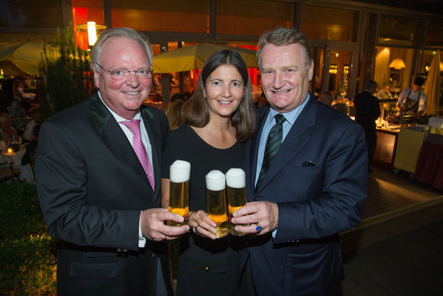 Hoteldirektor Herbert Mosbruck mit Alessandra und DIeter Kiener