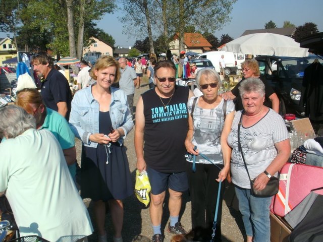 Landtagsabgeordnete Amrita Enzinger und Besucher des Flohmarktes