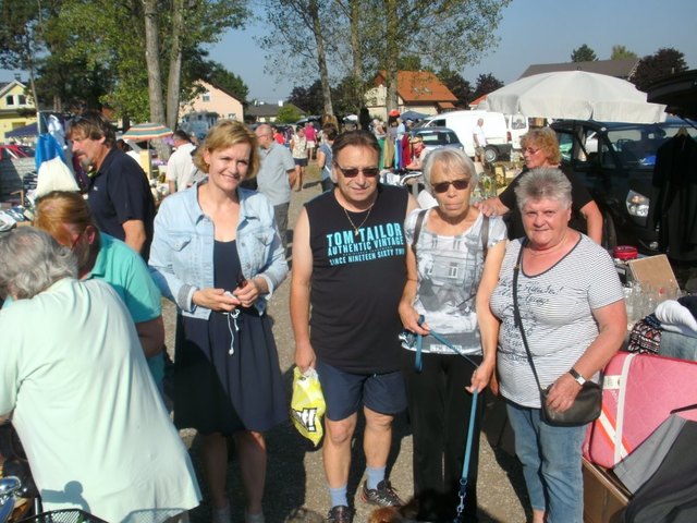 Landtagsabgeordnete Amrita Enzinger und Besucher des Flohmarktes | Foto: Grüne