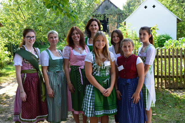 Dirndln im Dirndl: Zwei Bürgermeisterinnen, die Museumsleiterin und fünf Nussprinzessinnen.