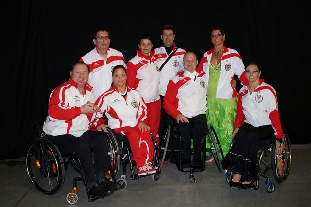 Nationalteam Wheelchairdancesport Austria, v.l.n.r. sitzend: Werner Kaiser+Brigitte Kröll (VRDD), Robert Pleininger+Sanja Vukasinovic (WCDS), hinten stehend: Roland Lipovits (VRDD), Kerstin Govekar+Bundestrainer Diethard Govekar+Katharina Ertas-Ferstl (alle WCDS)