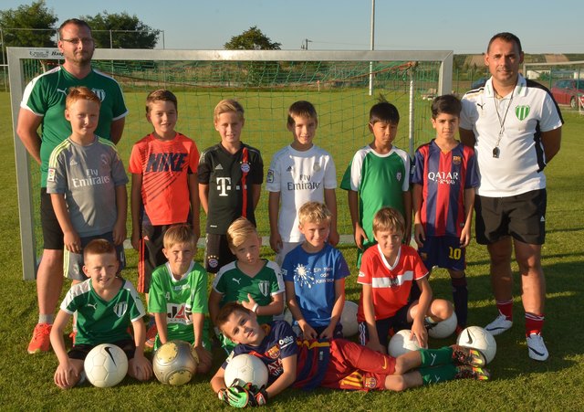 Der Jugendtrainer des SC Retz, Martin Bauer (rechts), neben ihm die U-10-Spieler Arasch und Sajad. Foto: Josef Messirek