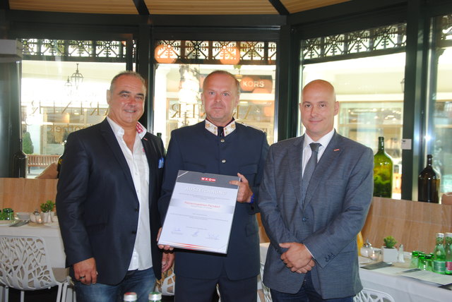 Regionalstellenobmann Robert Frank und Andreas Schweitzer von der Berufsgruppe der Berufsdetektive überreichen Andreas Preiner von der Polizeidienststelle Parndorf die Ehrenurkunde