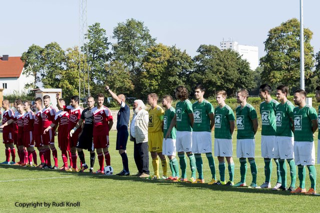 Die beiden Teams begrüßen das Publikum.